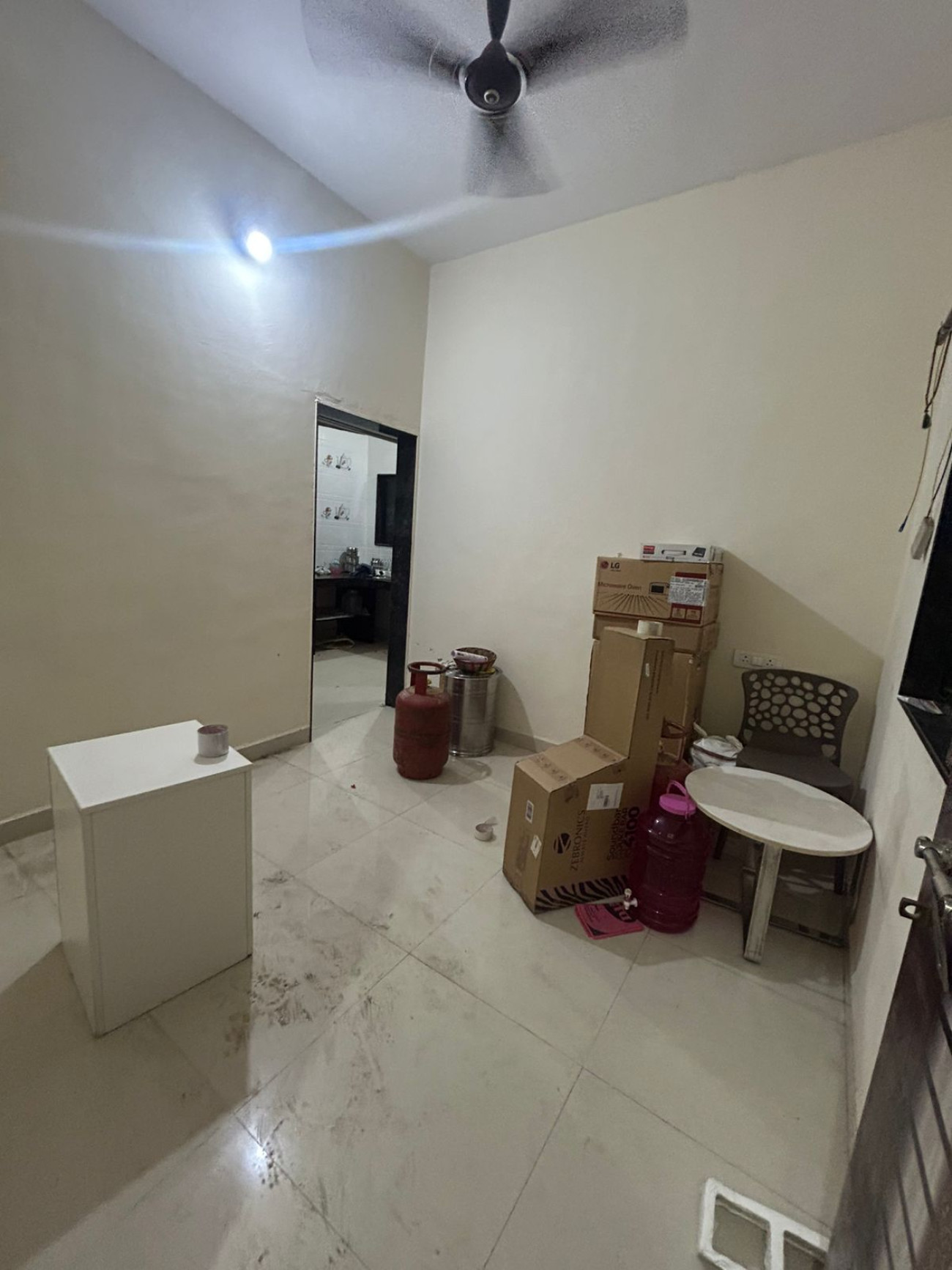 🏡 Semi-Furnished 1BHK for Rent –thite vasti Kharadi